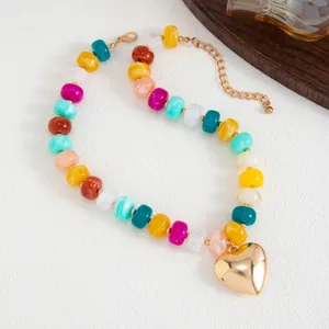 Boho xromatisto kolie apo xantres resin me xriso kardiopendent gia gynaikes moda.