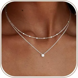 Collana a doppia catena color argento con catenina a sfere e ciondolo in zircone.