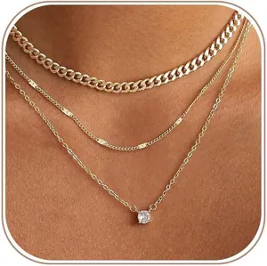 Chic collana girocollo multistrato placcata in oro con elegante ciondolo in zircone.