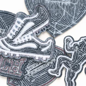 Modisches besticktes Aufnäher Set mit Sneaker und künstlerischen Figuren für Kleidung.
