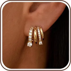 Boucles d'oreilles créoles multiples dorées avec zirconiums brillants, design élégant.