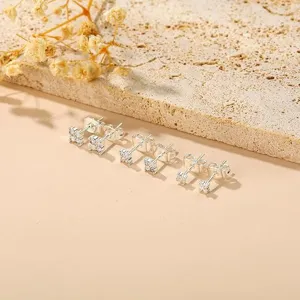 Set di orecchini a lobo con design a trifoglio argentato, zirconi luminosi ed eleganti.