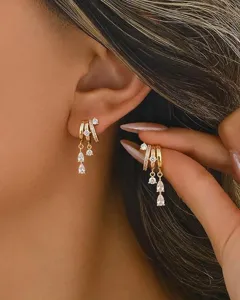 Élégantes boucles d'oreilles pendantes dorées à anneaux multiples avec zircons.