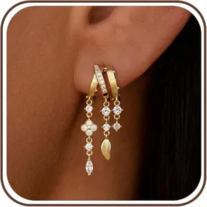 Gros plan très détaillé des élégantes boucles d'oreilles pendantes en zirconium.