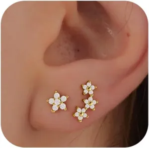 Orecchini a lobo fiori in ottone placcato oro 14k dettaglio con pietre luminose fini.