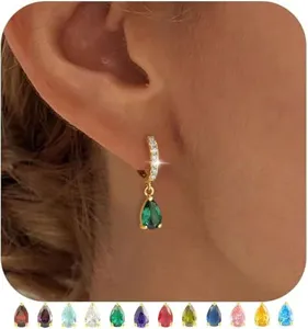 Orecchini a cerchio in ottone placcato oro con ciondoli in zircone colorati a goccia.