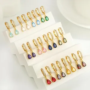 Orecchini a cerchio goccia zirconia colorata in ottone placcato oro vista dettagliata.