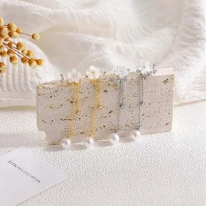 Eleganti orecchini a fiore con nappe di perle e zircone, pendenti in rame chic.