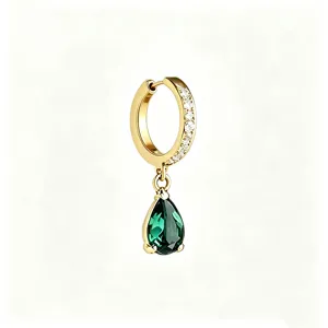 Orecchini a cerchio in ottone bagnato oro con zirconia cubica verde vista principale