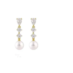 Eleganti orecchini pendenti con perle bianche e zirconi scintillanti placcati in oro 14K.