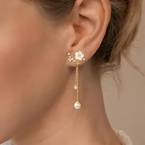 Eleganti orecchini lunghi a catena con perla sintetica e fiore zircone per festa donna.