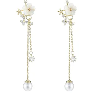 Eleganti orecchini lunghi in perle finte con fiore di conchiglia e zirconi scintillanti.