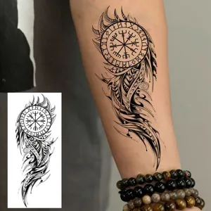 Pegatina de tatuaje temporal con brújula rúnica y diseño de plumas tribales para el brazo.