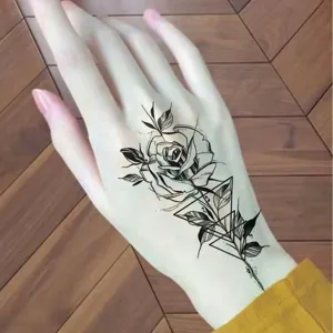 Adesivo per tatuaggio temporaneo con rosa geometrica per il dorso della mano e il collo.
