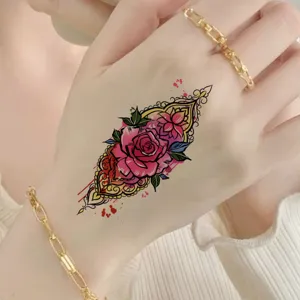 Tatouage temporaire floral coloré pour le dos de la main, design d'art corporel tendance.