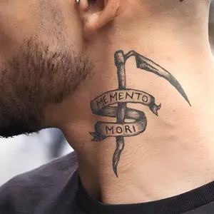 Tessera adesiva per tatuaggio collo temporaneo con falce gotica e scritta memento mori.