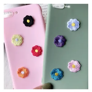 Coque de téléphone colorée avec patchs de fleurs brodées accessoire décoratif élégant.