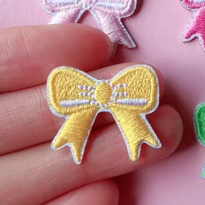 Joli patch brode noeud colore pour reparation de vetements, application decorative mignonne.