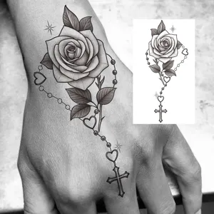 Sticker de tatouage temporaire imperméable avec rose élégante et croix pour décoration main.