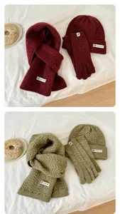 Set invernale in maglia sciarpa berretto guanti motivo trecce caldo tinta unita accessori.