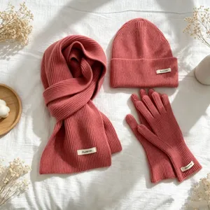 Gemütliches Strick 3-Teile Set mit Schal, Mütze und Handschuhen in warmer Rosa Farbe.