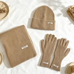 Gestrickte Mütze Schal und Handschuhe Winterset in einfarbigem Khaki für warme Tage