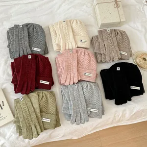 Set tre pezzi in maglia treccia invernale caldo cappello sciarpa guanti tinta unita.