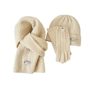 Set invernale a tre pezzi in maglia beige con sciarpa calda berretto e guanti abbinati.