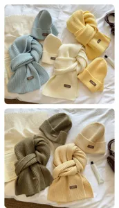 Strickmütze und Schal Set Detailansicht, gemütlicher Winter einfarbiger warmer Wollhut.