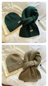 Strick Schal und Mütze Set Detail, weiche warme Winter Wollmütze und langer Schal Flat Lay.