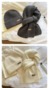 Gepflegtes Strickmützen- und Schal-Set, einfarbig gerippt, ideal für den Winter.
