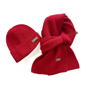 Rotes Strickmütze und Schal Zweiteiler Set, einfarbig, warm, Winter Thermomütze und Schal.