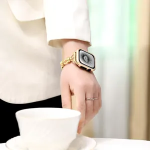 Nahaufnahme des eleganten goldenen Metallketten-Uhrenarmbands am Handgelenk, stilvolles Detail.