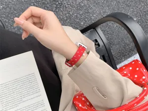 Cinturino per smartwatch in maglia a pois rossi stile coreano, elegante vista dettagliata.