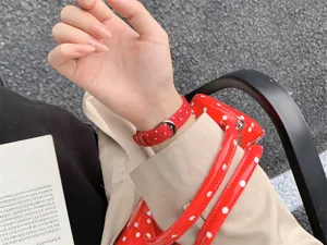 Cinturino di ricambio in maglia a pois rossi e bianchi compatibile con smartwatch Xiaomi.