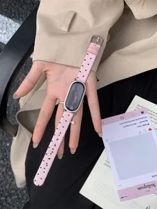 Vista dettagliata del cinturino per smartwatch in maglia a pois rosa, stile trendy.