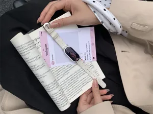 Vista dettagliata del cinturino per smartwatch in maglia a pois in stile coreano elegante.