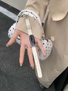 Vista dettagliata del cinturino di ricambio per smartwatch a pois in stile urbano.