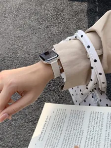 Koreaanse stijl polkadot gebreid horlogebandje detail, zachte vervangende band voor smartwatch.