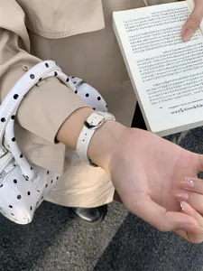 Gedetailleerd overzicht van de schattige gebreide horlogeband met stipjes compatibel met Apple Watch.