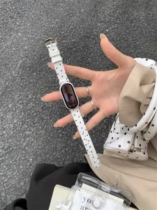 Cinturino di ricambio lavorato a maglia a pois in stile coreano per orologio fitness intelligente.