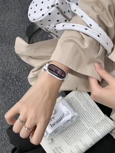 Cinturino per smartwatch intrecciato ed elegante compatibile con vari popolari fitness tracker.
