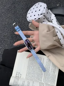 Vista dettagliata del grazioso cinturino per smartwatch in morbida maglia a pois blu.