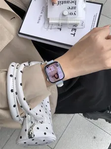 Detailopname van de Koreaanse stijl gebreide horlogeband voor Apple Watch, comfortabel.
