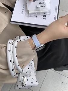 Geprikte gebreide horlogeband compatibel met Apple Watch, zacht vervangingsdetail.