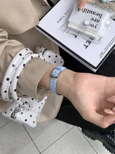 Blauwe polstok horlogeband voor Apple Watch, stijlvolle stoffen vervangende horlogeband detail.