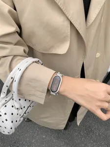 Vista dettagliata del cinturino di ricambio per smartwatch in maglia in stile coreano.