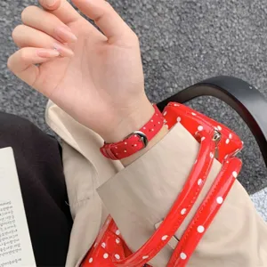 Cinturino per orologio in maglia a pois rossi compatibile con fitness tracker accessorio.