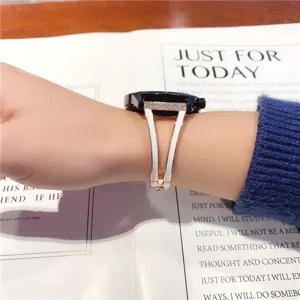 Nahaufnahme Detail des Metall Uhrenarmbandes mit glitzernden Strasssteinen fuer Damen