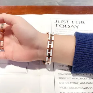 Detailansicht des roségoldenen und weißen Emaillierten H-Glied Metall Armband Zubehörs.